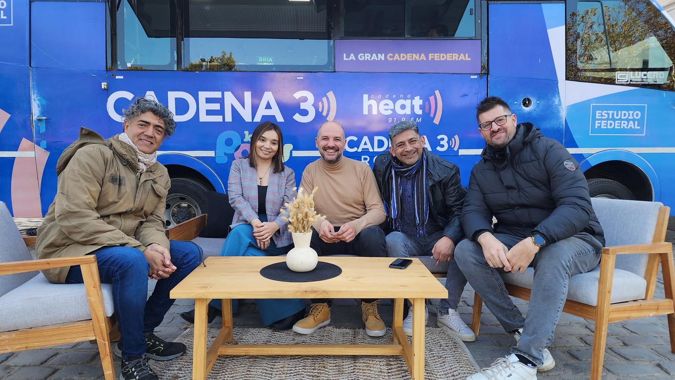 FOTO: Alejandro Bustos y Silvina Ledesma conducen Viva la Radio.