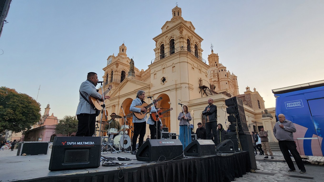 FOTO: Viva la Radio celebra desde la Plaza San Martín. 