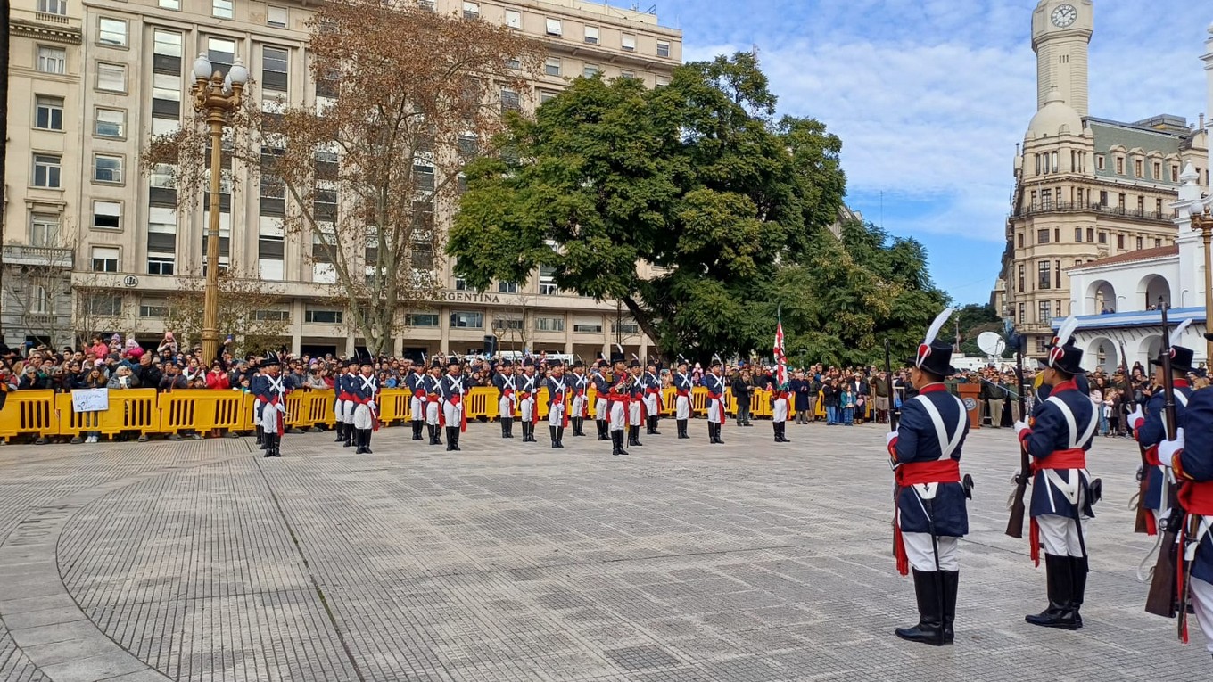 AUDIO: Emocionante cambio de guardia en Plaza de Mayo con tres regimientos históricos
