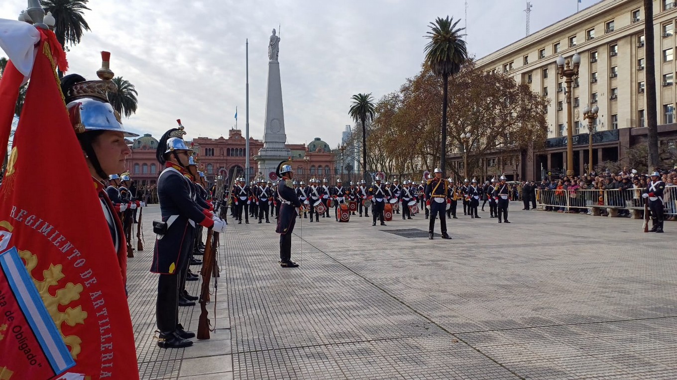 FOTO: Cambio de guardia en Plaza de Mayo. 