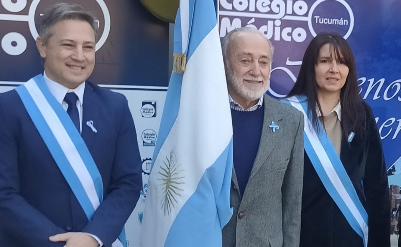 FOTO: Alfredo Miroli, el abanderado de los médicos que cumplieron 50 años de recibidos.