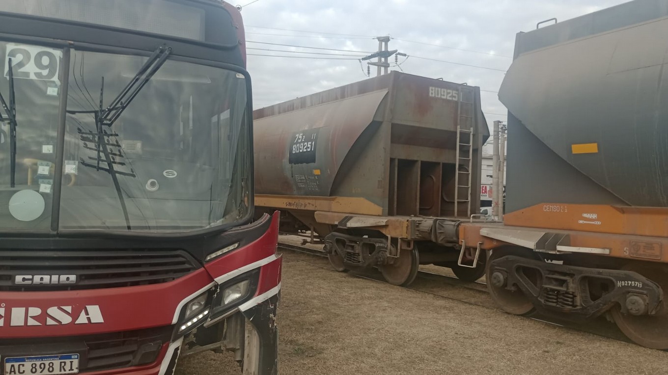 FOTO: Un tren de carga arrolló a un colectivo de Ersa operado por la empresa Tamse dejando 