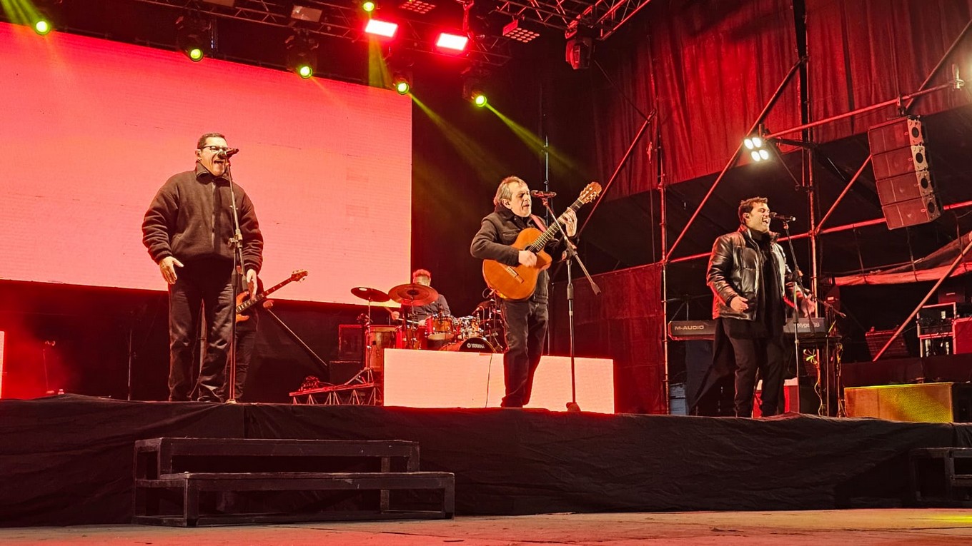 FOTO: El Indio Lucio Rojas, cerró el festival del Trichaco