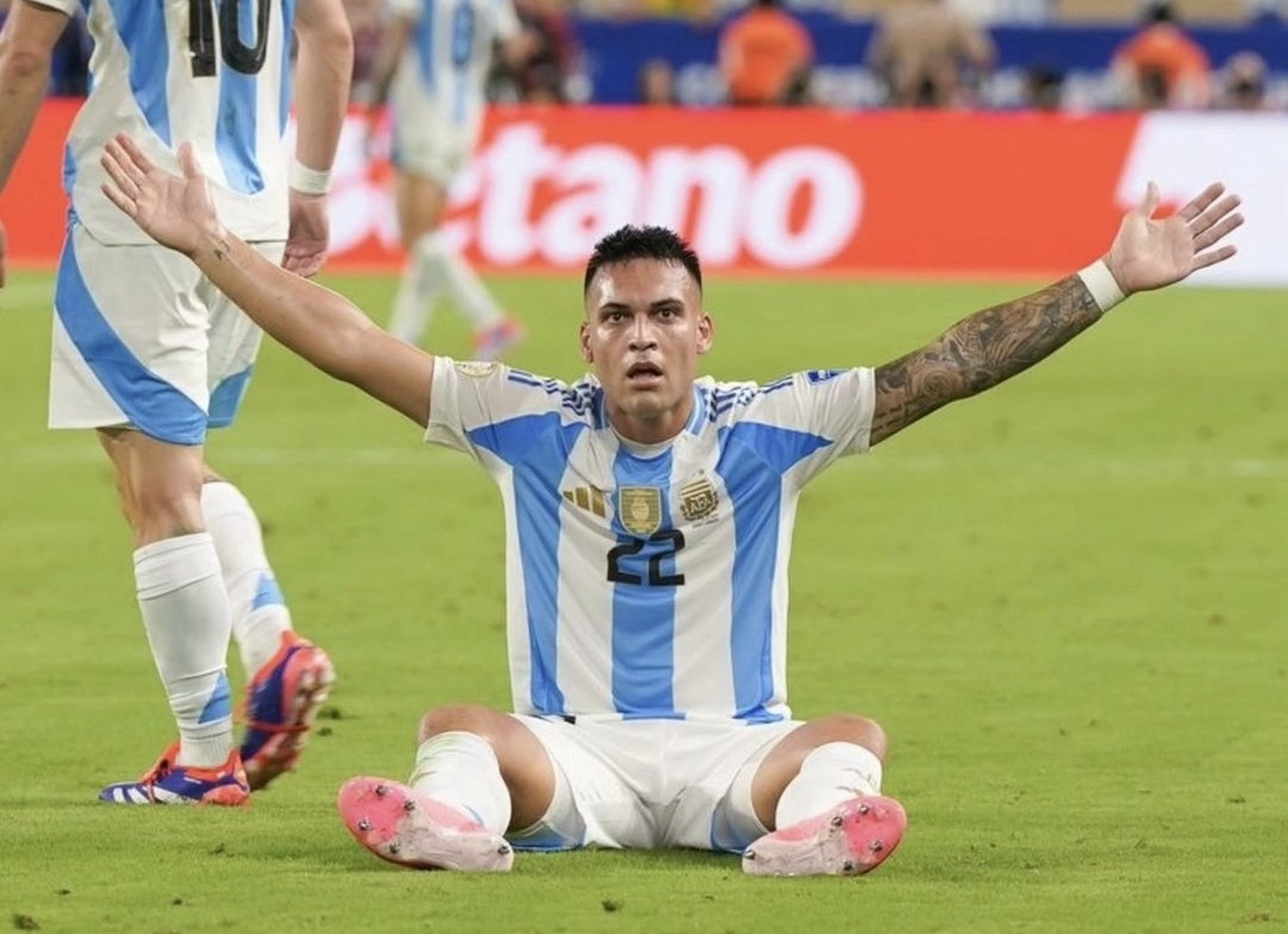 FOTO: Lautaro Martínez festeja junto a Messi el tanto del triunfo. Foto: Twitter.