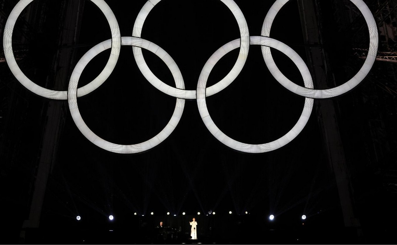 FOTO: Céline Dion se presentó desde la Torre Eiffel. (Foto:@juegosolimpicos)