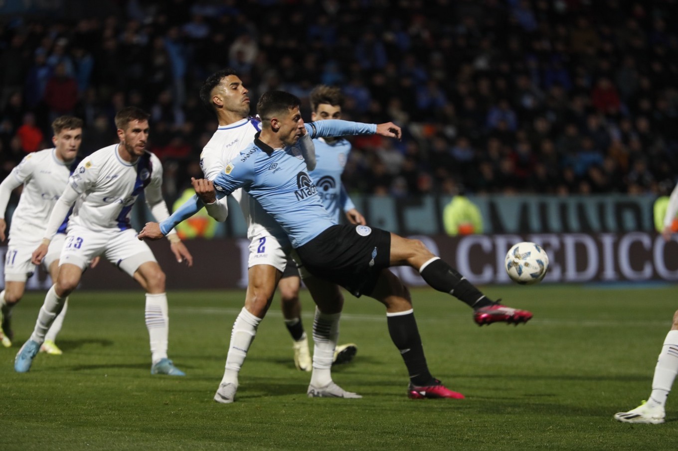 FOTO: El plantel celeste festeja el triunfo en Alberdi. (Foto: Daniel Cáceres/C3)