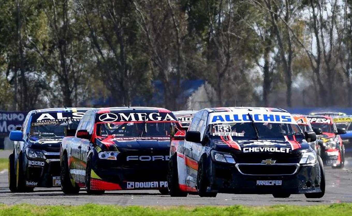 FOTO: Cadena3 junto a los 12 pilotos que van por la "Copa de Oro Shell"