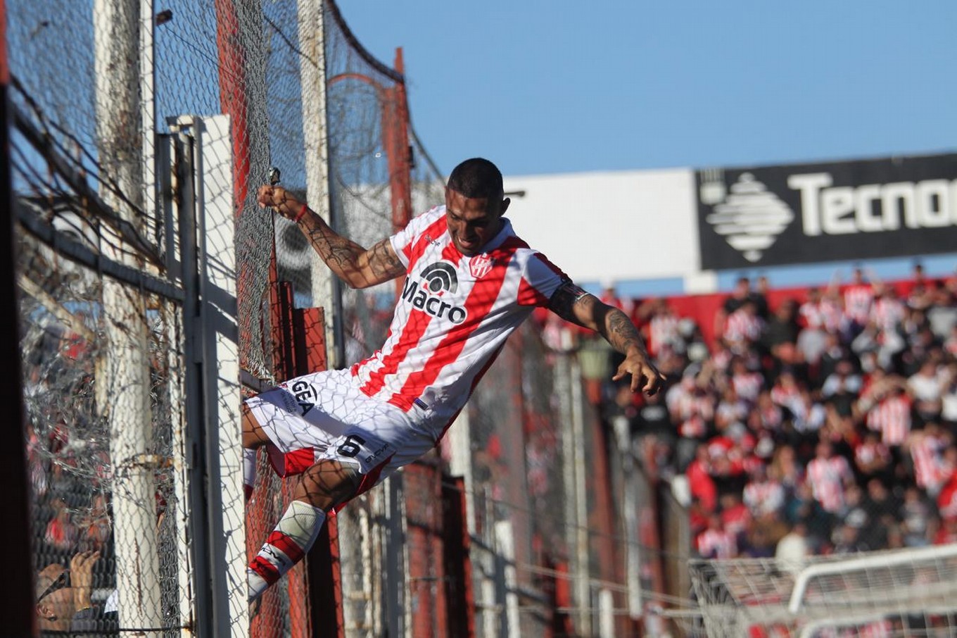 FOTO: Fernando Alarcón festeja el primer tanto de Instituto. (Foto: Daniel Cáceres/C3)