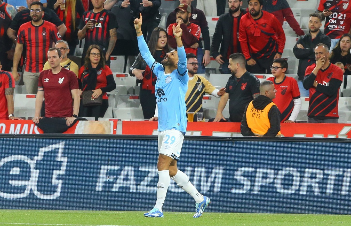 FOTO: Juan Barinaga, en acción ante el experimentado Fernandinho (Foto: @Belgrano)