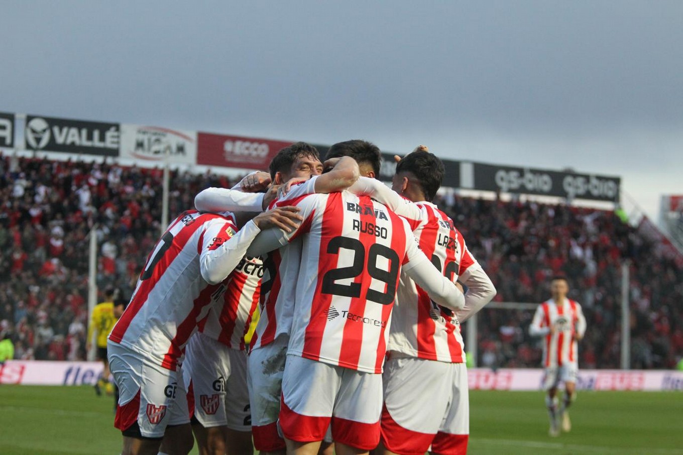 FOTO: Instituto recibe a Defensa en Alta Córdoba. 