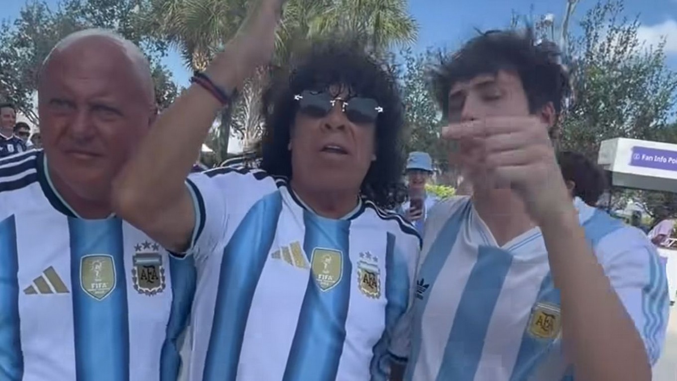 Locura total por La Mona en Miami: así fue su llegada al partido de Argentina