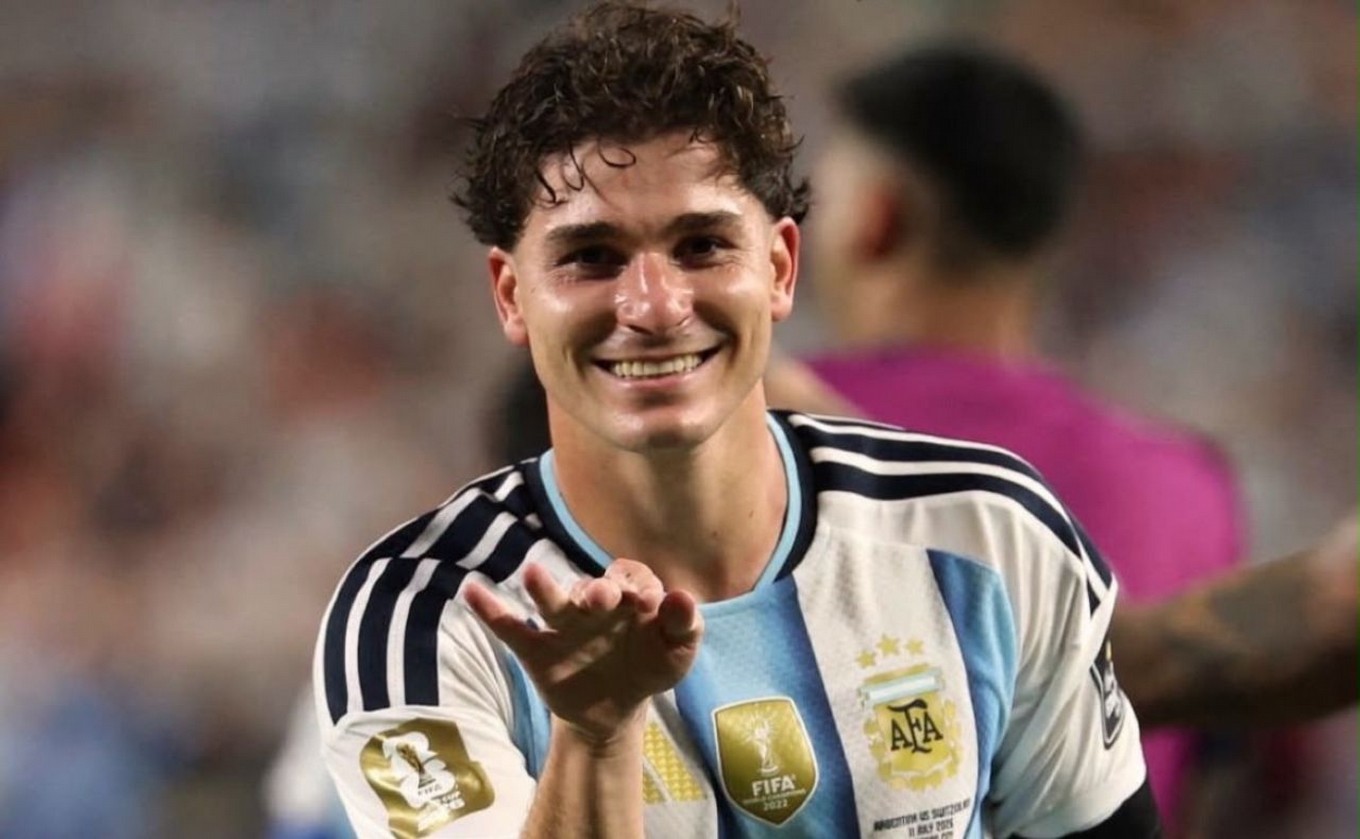 Julián Álvarez le dedicó su gol a La Mona Jiménez