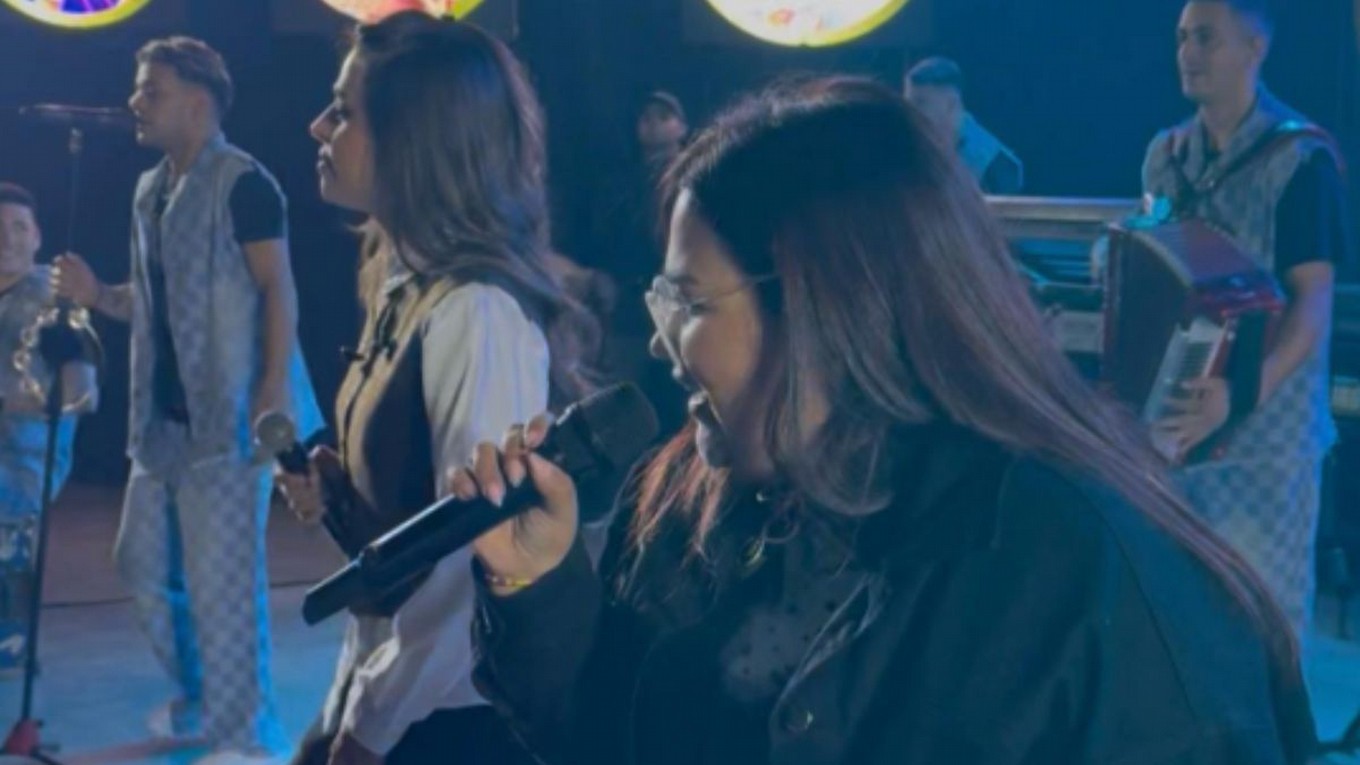 Euge Quevedo le cumplió el sueño a una fan: la invitó a cantar en pleno show