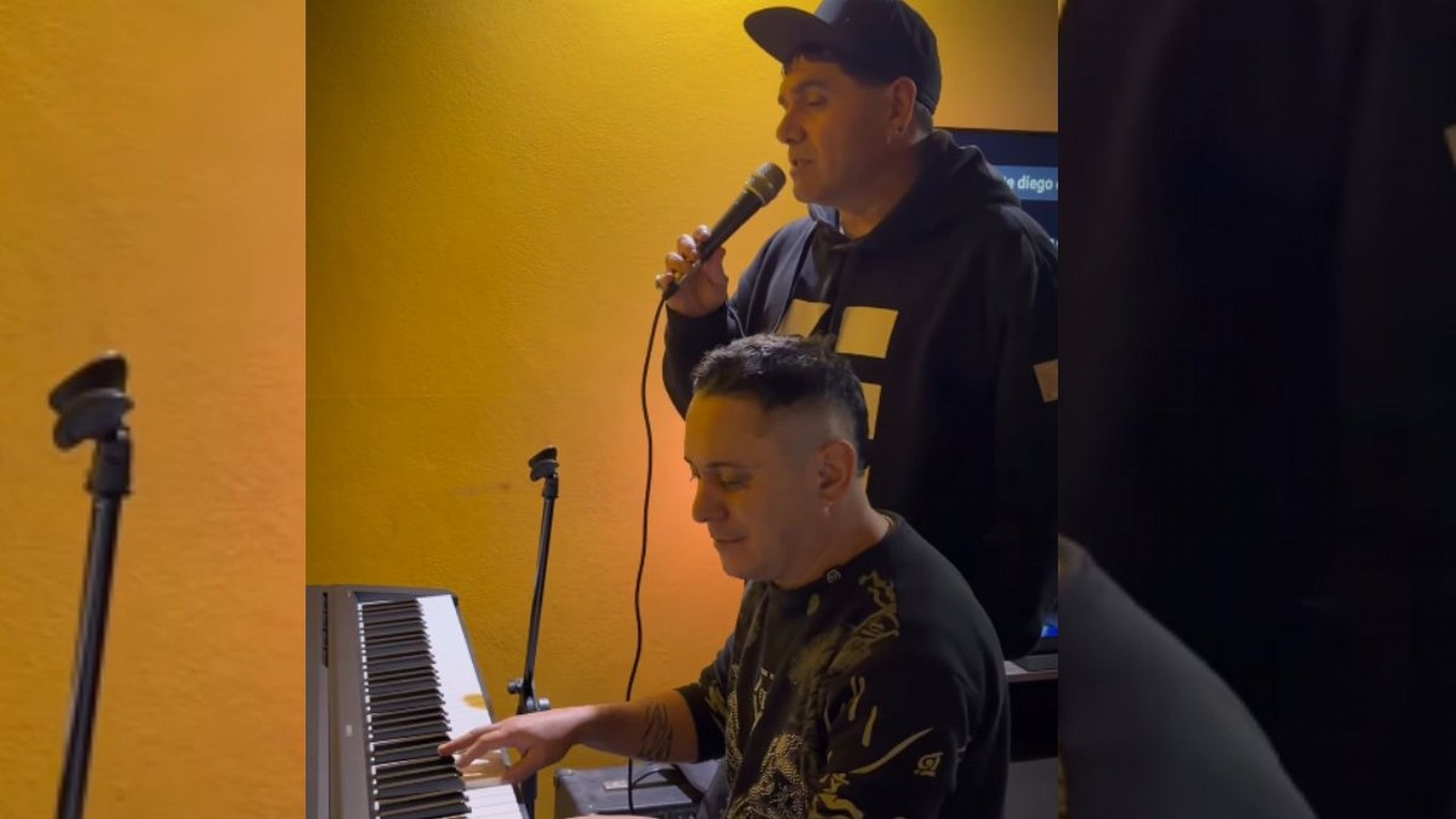 Diego Olmos y Dani Guardia regalaron una emotiva versión acústica de "El Triste"