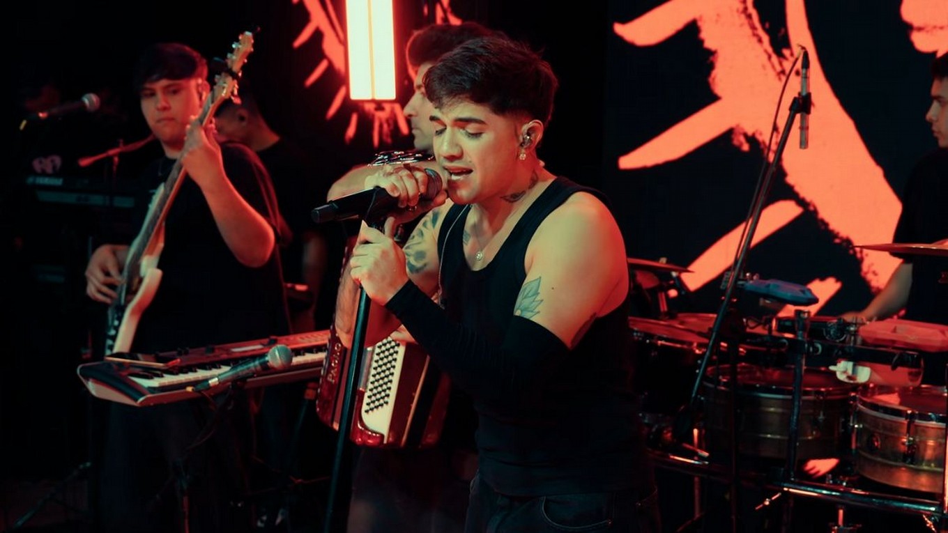 Simón Aguirre vuelve a sorprender con una versión bien cuartetera de “Dile al amor”