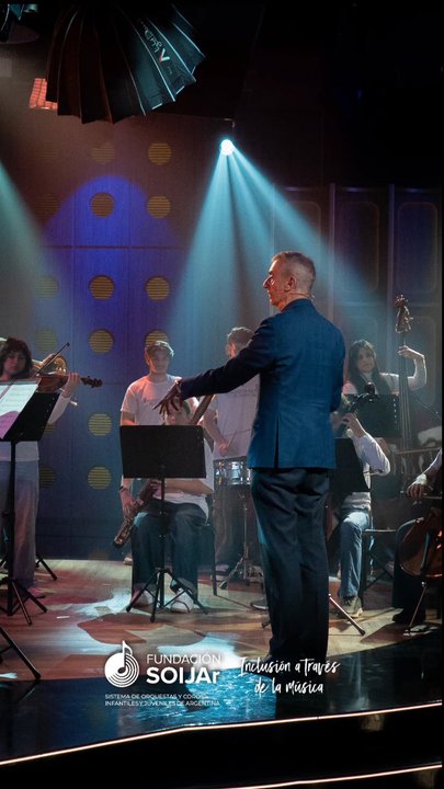 Nelson Castro emocionó al dirigir a una orquesta escolar en Otro Día Perdido