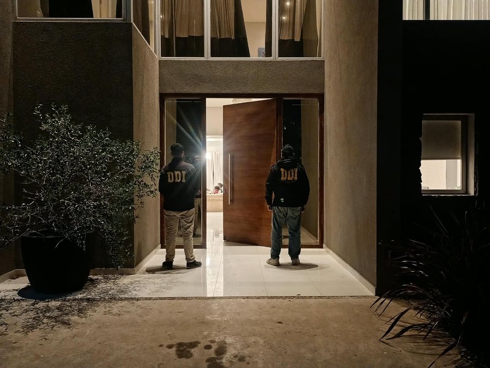 Allanaron a L-Gante y le secuestraron una camioneta por una causa de amenazas armadas