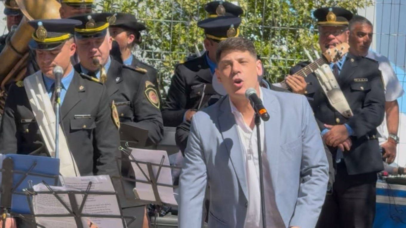 Marcos Bainotti cantó junto a la Banda de la Policía de Córdoba