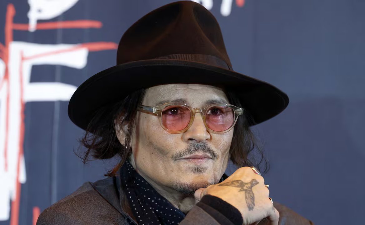 Johnny Depp debuta como escultor con una obra inspirada en un dibujo de su hijo