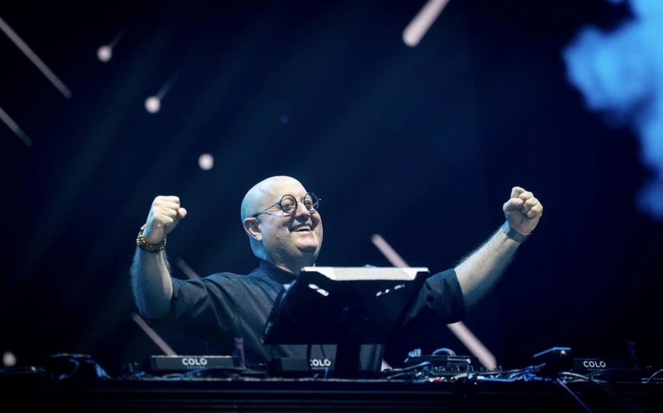 Electrónica, coros y la voz del Papa: el "cura DJ" hizo bailar a una multitud en Mendoza