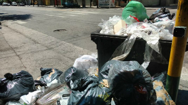 AUDIO: El centro amaneció lleno de basura tras fin de semana largo
