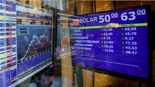 FOTO: El dólar saltó $ 5 y cerró a $ 63 en el Banco Nación