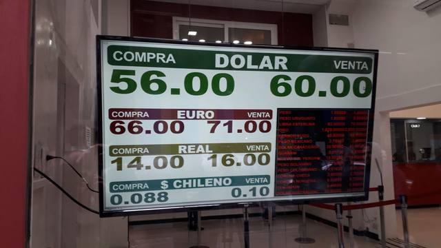 FOTO: El dólar recortó la suba y cerró a $ 55 en el Banco Nación
