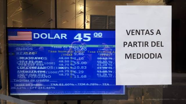 FOTO: El dólar recortó la suba y cerró a $ 55 en el Banco Nación
