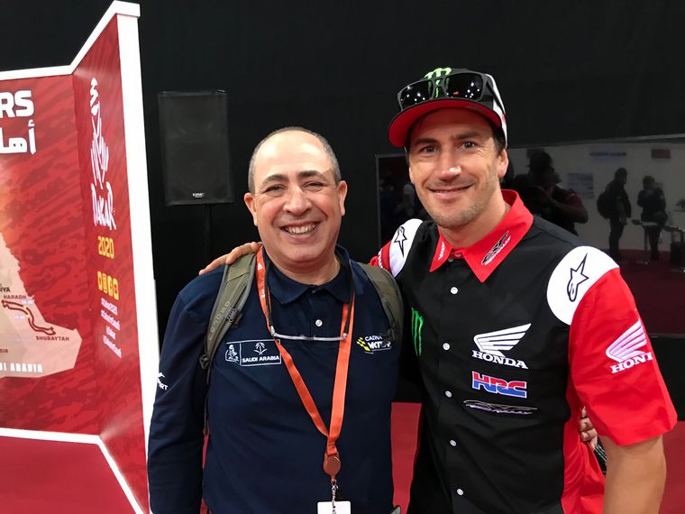 FOTO: Roberto Berasategui (Carburando/TyC) y Marcelo Cammisa en Sala de Prensa Dakar 2020