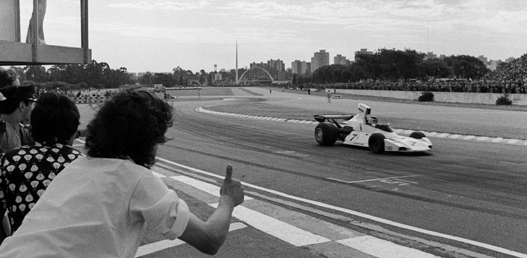 FOTO: Reutemann y el Brabham bajando el "Tobogan" en Buenos Aires.