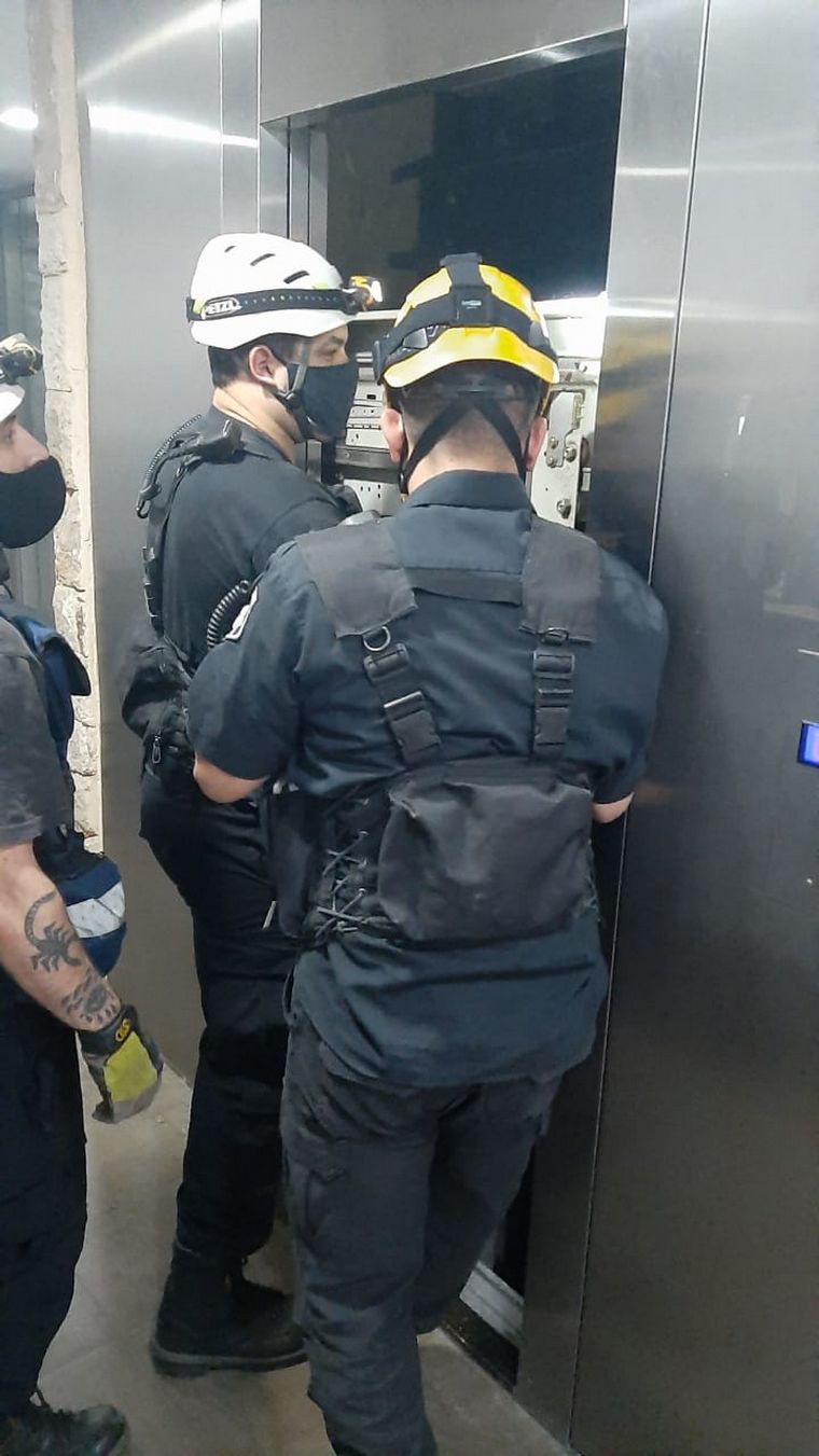 FOTO: Cinco jóvenes heridos al caer un ascensor en Rosario.
