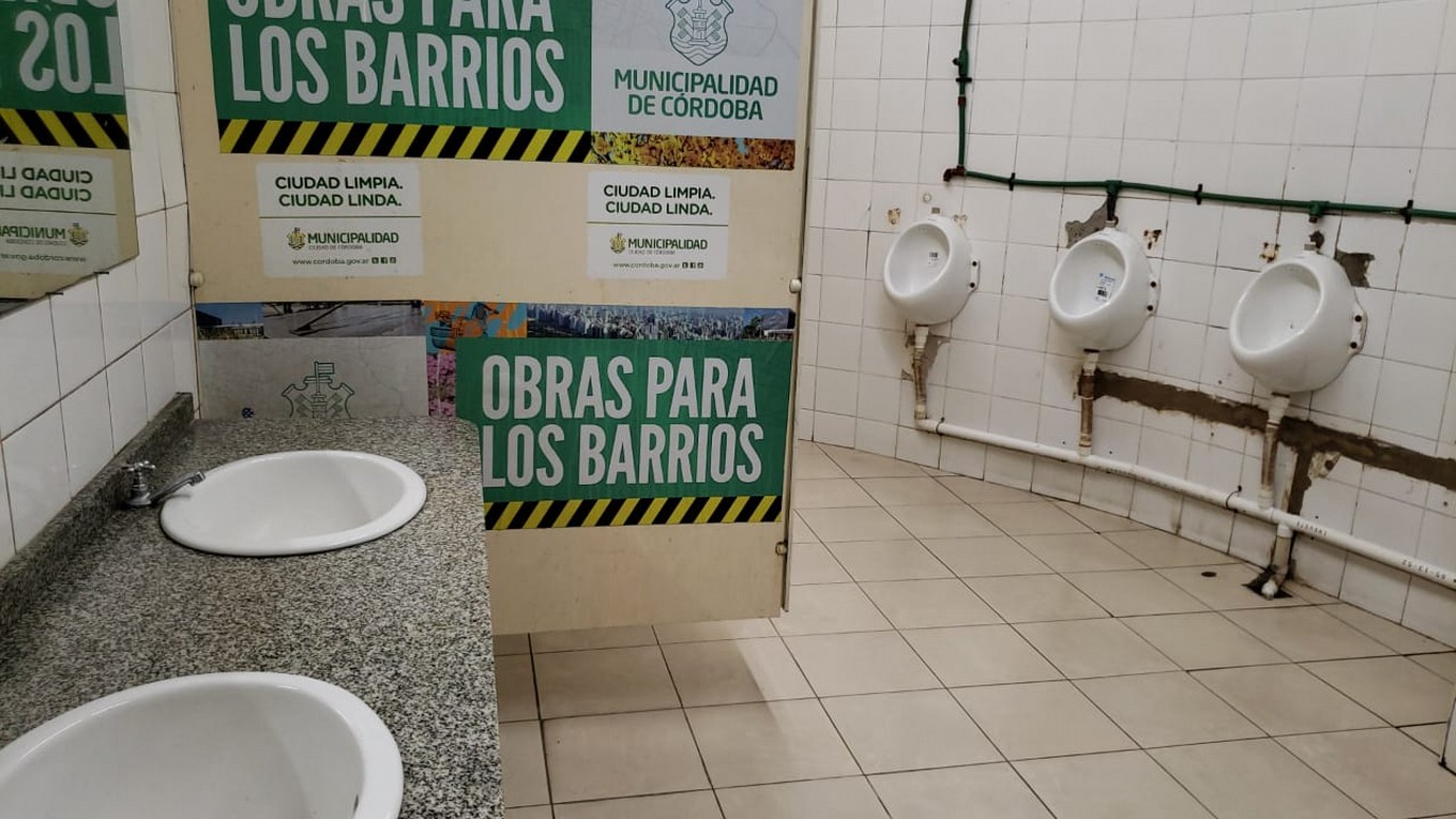 FOTO: Así lucen los baños municipales de la Plaza San Martín