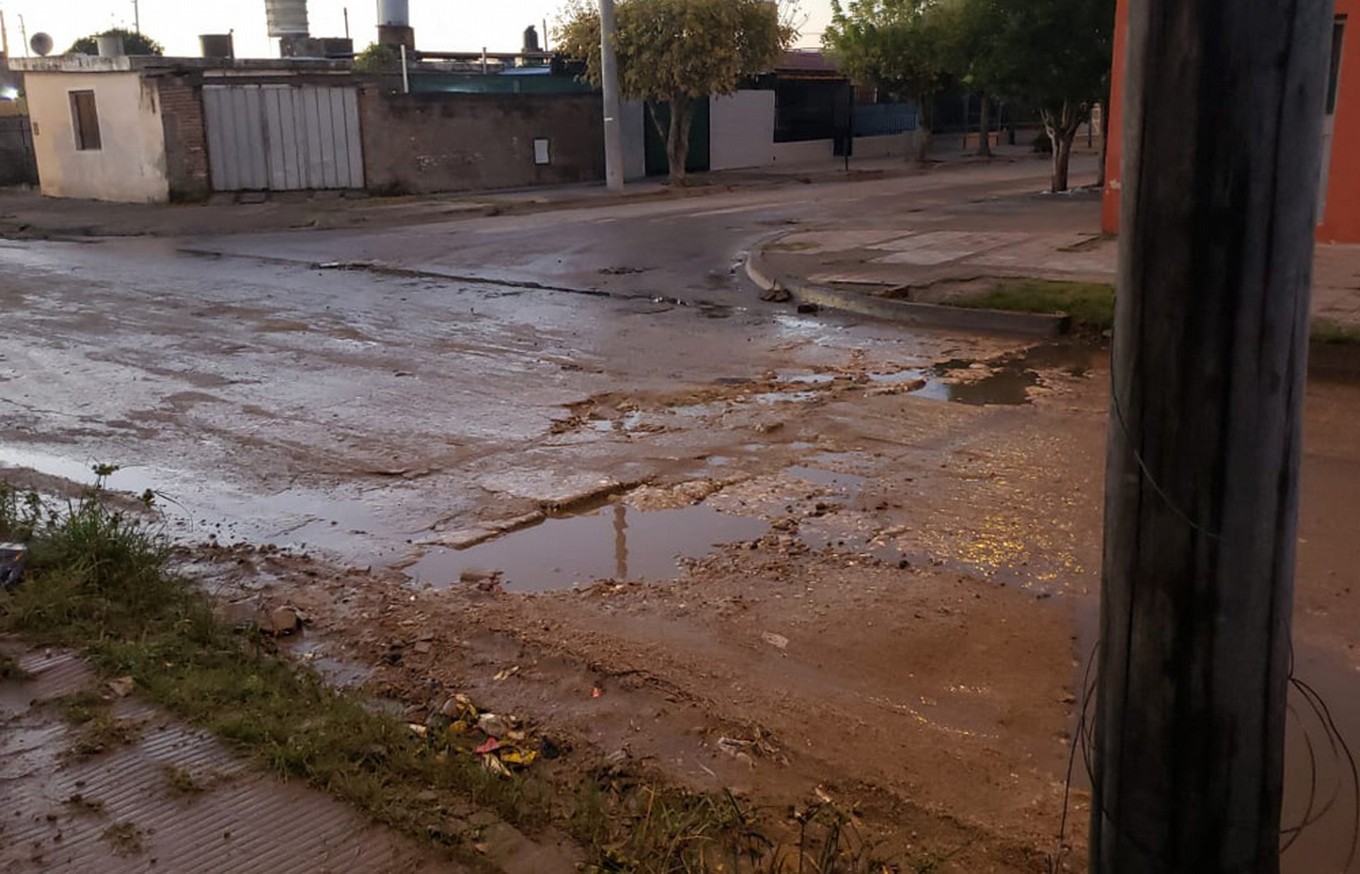 FOTO: Los vecinos en la ceremonia de entrega de diploma para 'El Bache'.