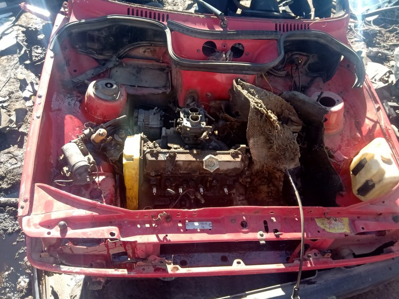 FOTO: Le robaron y desarmaron el auto en 40 minutos