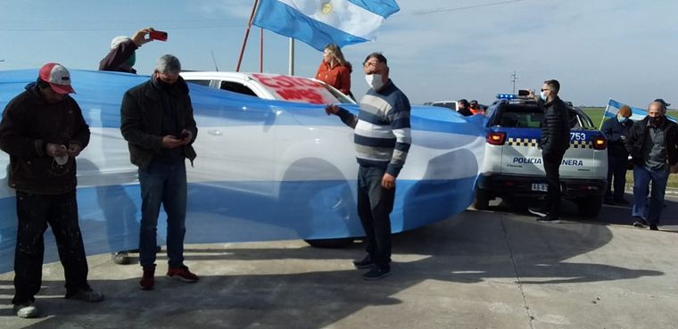 FOTO: Productores rurales esperan a Alberto Fernández con una protesta.