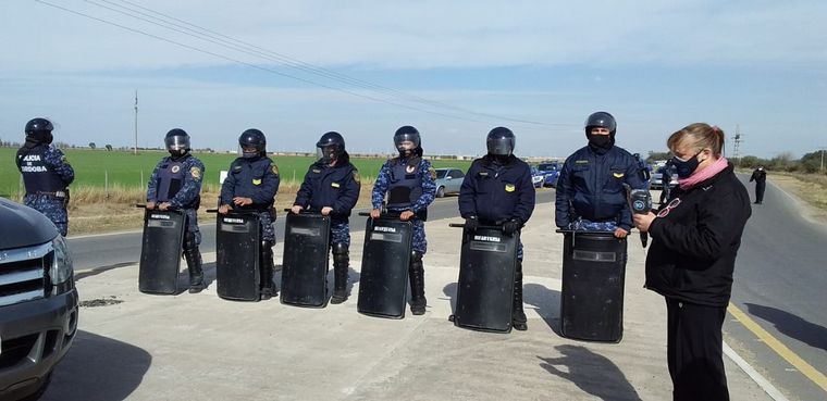 FOTO: Productores rurales esperan a Alberto Fernández con una protesta.