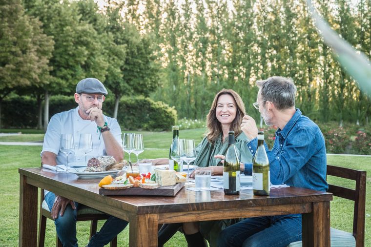 Chefs y sommeliers exploran el país en una nueva serie - Vimarsana News