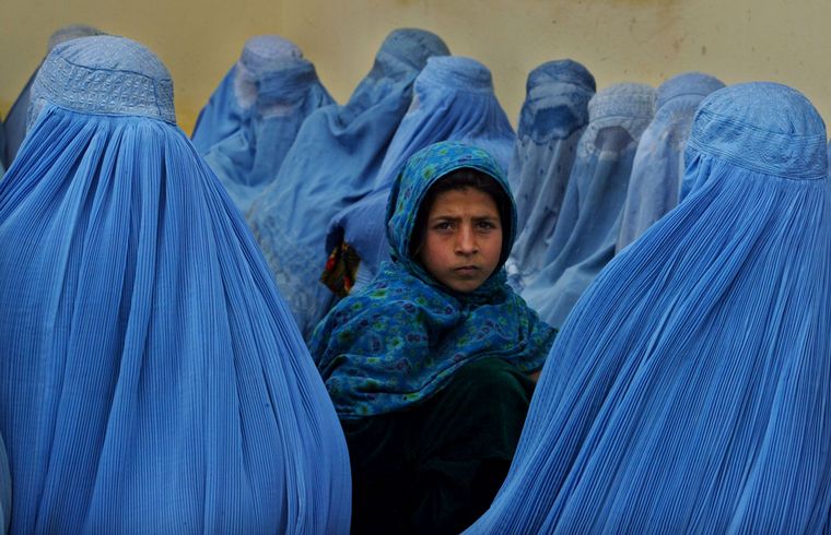 Un libro revela cómo era ser mujer bajo el régimen talibán - Vimarsana News