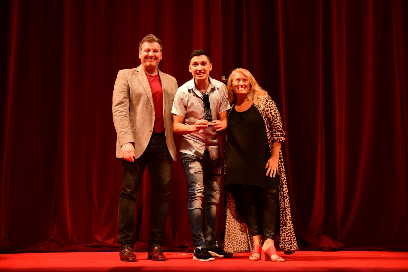 FOTO: Pia Arrigoni y Guillermo Hemmerling, junto a Q’ Lokura, Banda de Cuarteto del Año.