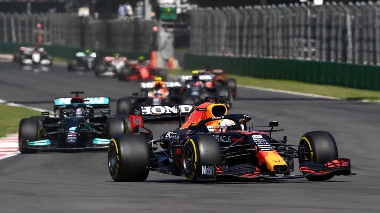 FOTO: Una mancha fugaz fue Verstappen, Hamilton lo vio pasar y no logró seguirlo