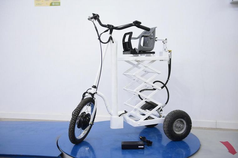 AUDIO: Crearon un triciclo adaptado con materiales reciclados