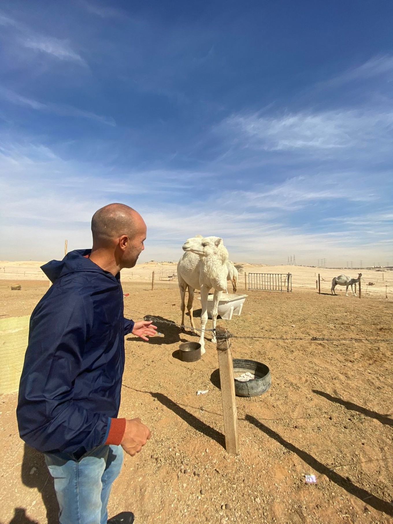 FOTO: Matías Barzola recorrió paisajes y rincones de Arabia Saudita antes del partido.