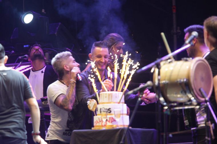 FOTO: Dale Q' Va corta su torta de cumpleaños y Colorete baila