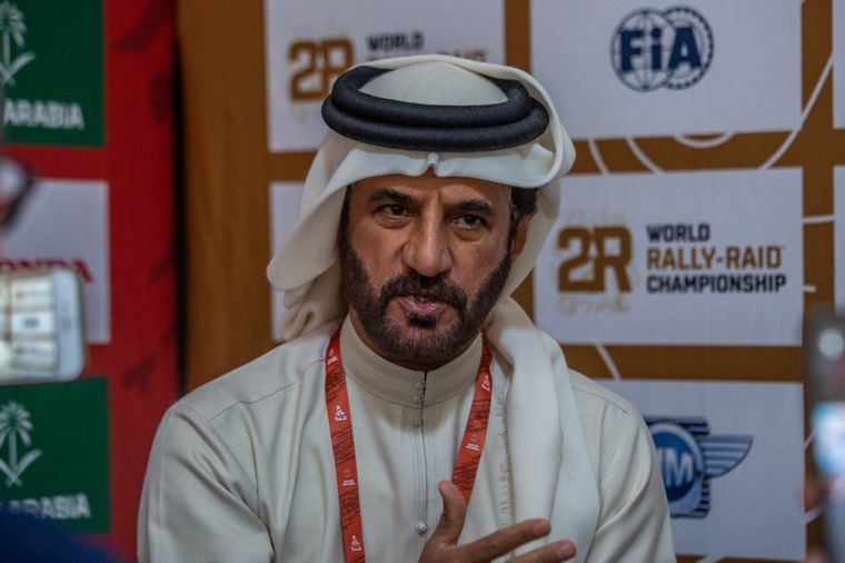 FOTO: Mohamed Bin Sulayen, Pte. FIA, con la prensa en Hail