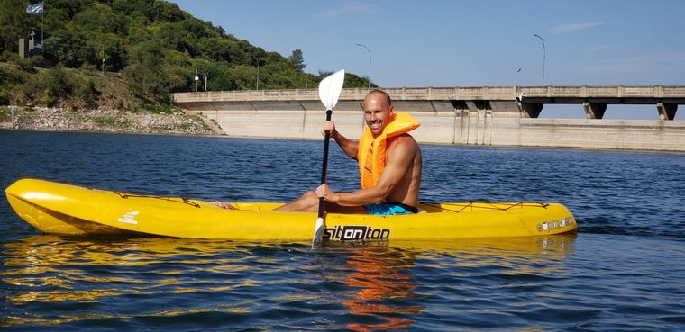 FOTO: Matías cerró la primera jornada con un paseo en kayak