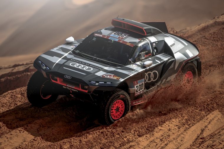 FOTO: Sainz a pura velocidad en el desierto con el Audi RS Q e-tron