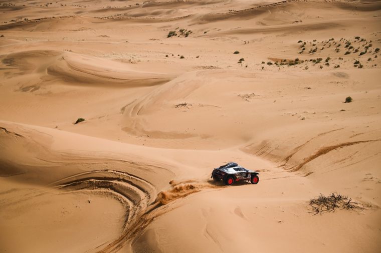 FOTO: Peterhansel mostrando las líneas pulidas de su Audi en el desierto