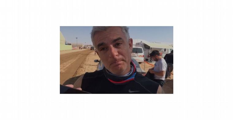 FOTO: Kevin charlando con los corresponsales argentinos en Arabia Saudita
