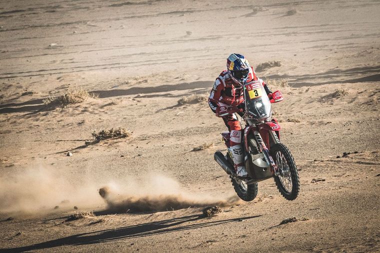 FOTO: El festejo de Nasser Al Attiyah ganando en Jedda su 4° Dakar.