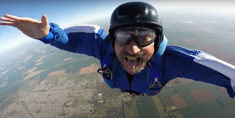AUDIO: Salto de amor: el primer paracaidista adaptado del país